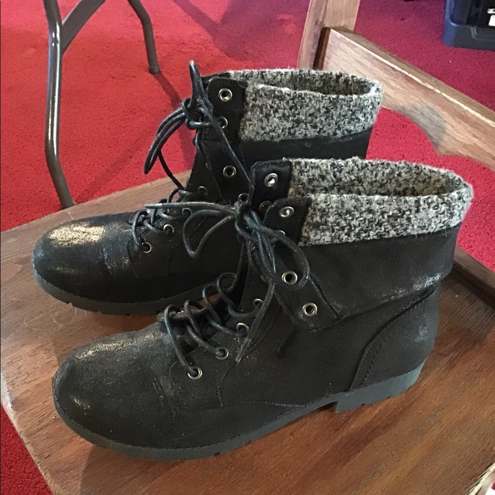 🔥Black with metallic speckle sweater boots NWOT